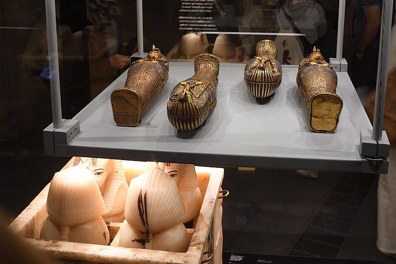 70 MAK_7163.jpg - Sotto il ripiano si vede il contenitore di alabastro con i vasi canopi per le viscere mummificate del fraone.